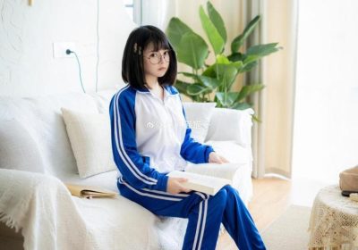 表情丰富的七月喵子双手挡腿壁纸分享