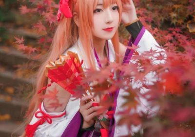 弥音音艾米莉娅原图：明日方舟首神角色cos