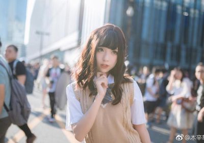 展现个性魅力：舞小喵蓝色吊带上衣照片集。