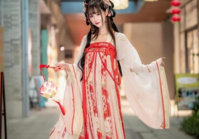 羽生三未高清图片，礼服飘动的瞬间被定格。