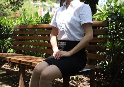 美女荧屏大放异彩，大西瓜爱牙膏一乐摄图摄影发光照片。