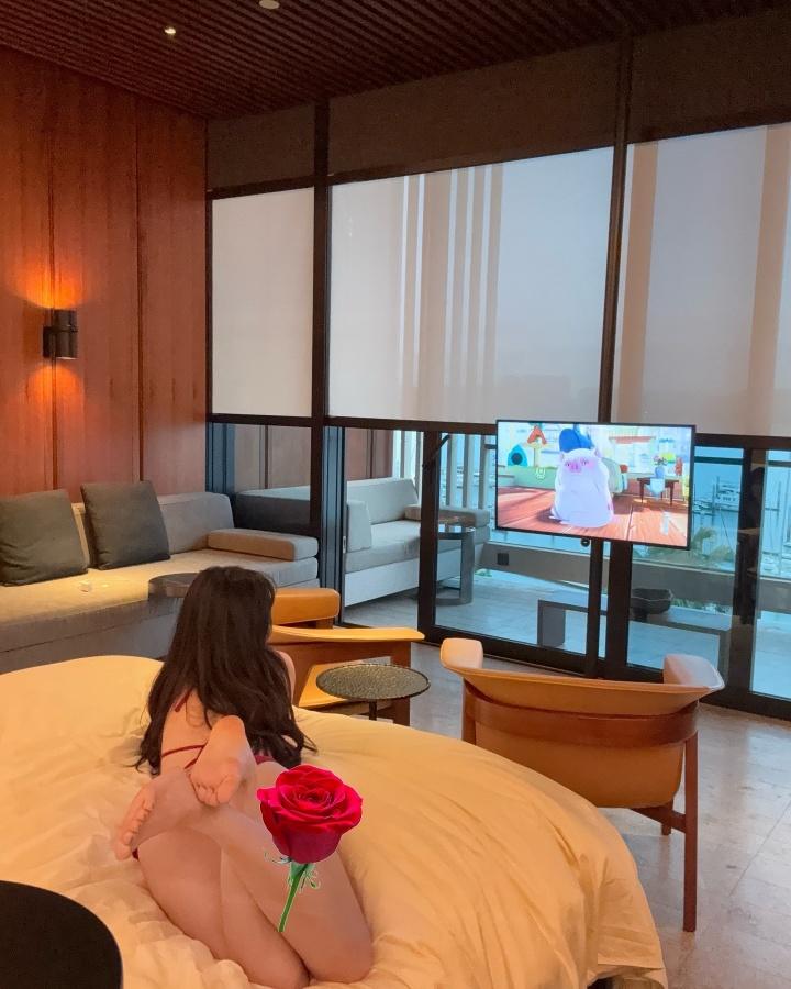都是77🙈“宝贝77”😍身材炸裂&运球娴熟 今日上身东契奇球衣-8