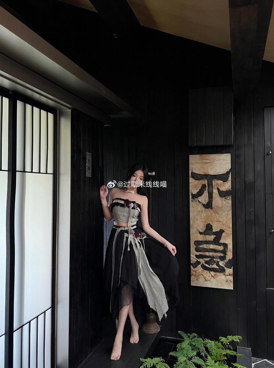 过期米线线白色旗袍cosplay作品,体验古风韵味。 过期米线线白色旗袍cosplay作品,体验古风韵味。