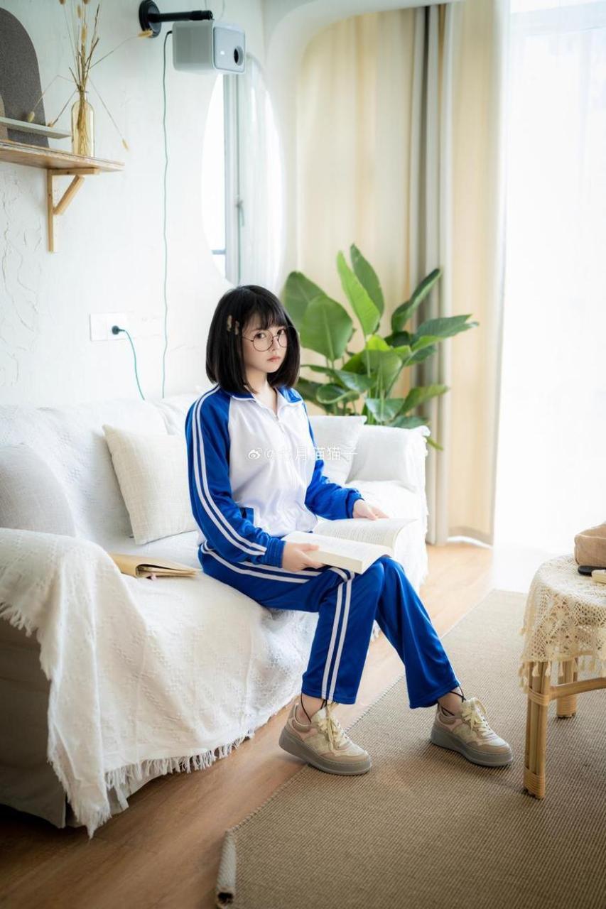 表情丰富的七月喵子双手挡腿壁纸分享 表情丰富的七月喵子双手挡腿壁纸分享