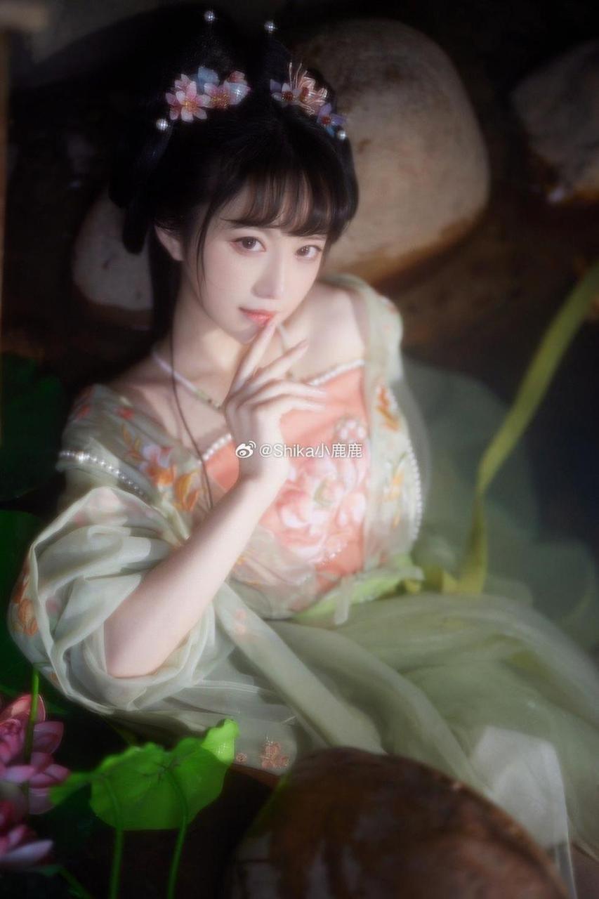 小鹿鹿shika吉他的原图图片包:弹指间的音乐画卷。 小鹿鹿shika吉他的原图图片包:弹指间的音乐画卷。