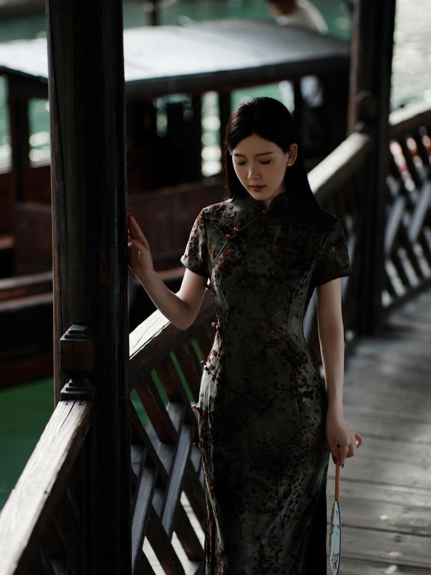 骨感美女cos chloe霏霏高跟鞋,照片原图多角度呈现。 骨感美女cos chloe霏霏高跟鞋,照片原图多角度呈现。