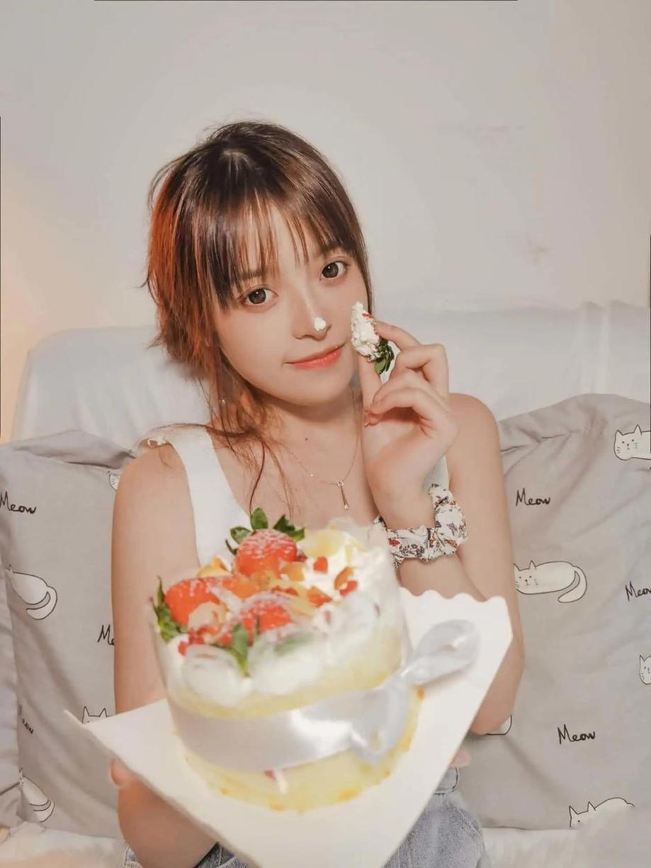 草莓味的奈奈兔枕头,给你带来冬日的温暖与安慰。 草莓味的奈奈兔枕头,给你带来冬日的温暖与安慰。
