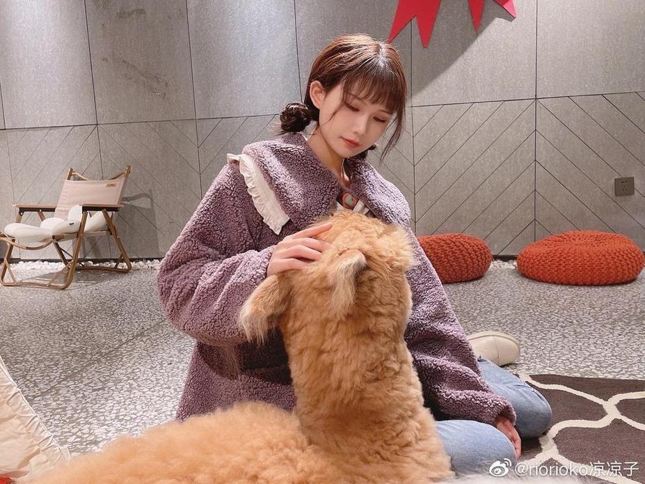 每一次凉凉子牛人他的作品都代表着他独特的风格和眼光。 每一次凉凉子牛人他的作品都代表着他独特的风格和眼光。